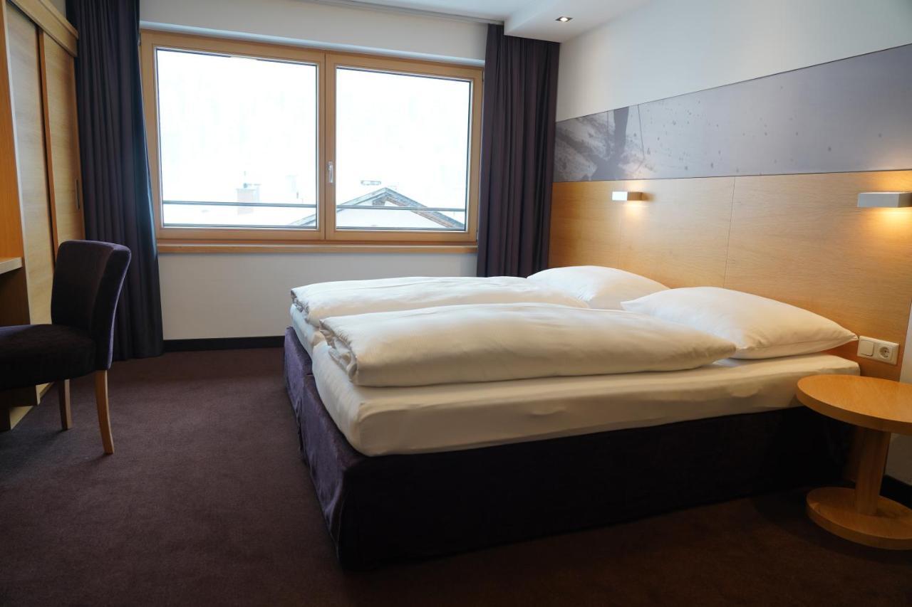 Quality Hosts Arlberg - Hotel Goldenes Kreuz B&B سانكت أنتون ام ارلبرغ المظهر الخارجي الصورة