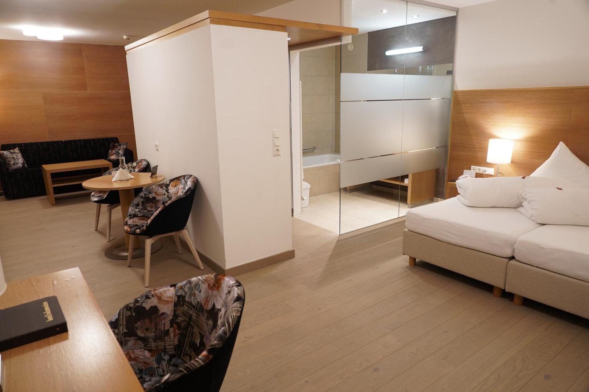 Quality Hosts Arlberg - Hotel Goldenes Kreuz B&B سانكت أنتون ام ارلبرغ المظهر الخارجي الصورة