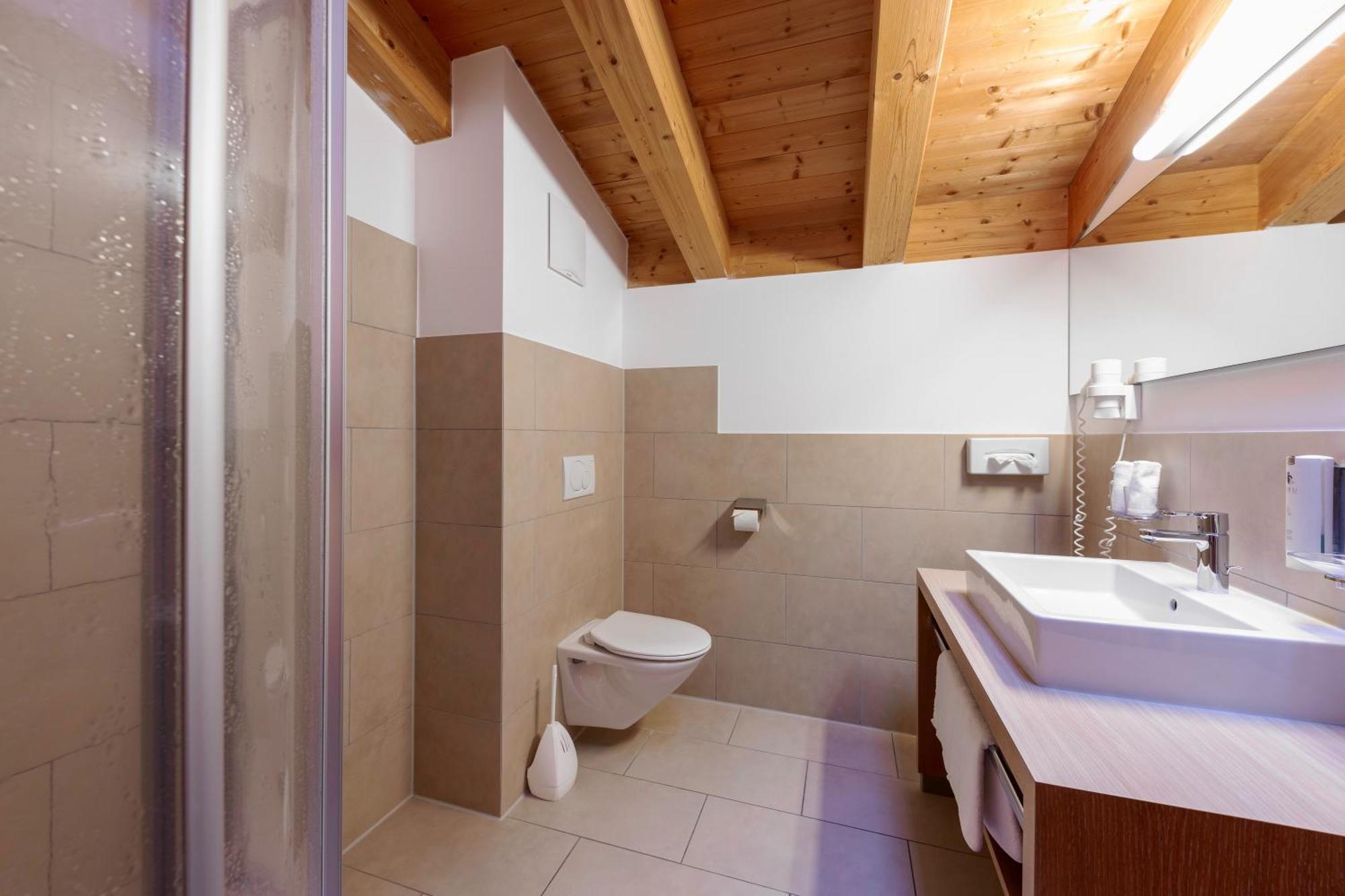 Quality Hosts Arlberg - Hotel Goldenes Kreuz B&B سانكت أنتون ام ارلبرغ المظهر الخارجي الصورة