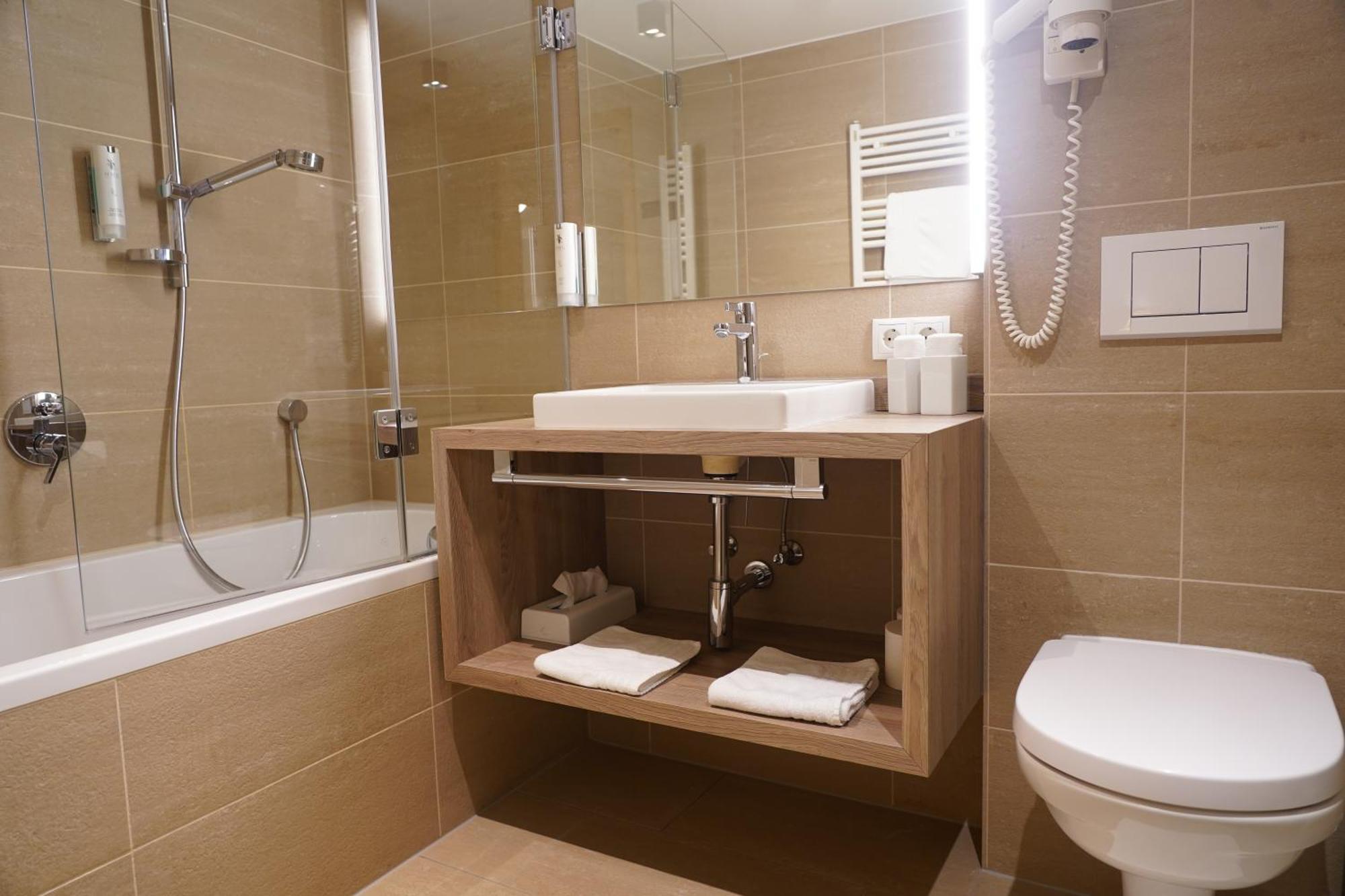 Quality Hosts Arlberg - Hotel Goldenes Kreuz B&B سانكت أنتون ام ارلبرغ المظهر الخارجي الصورة