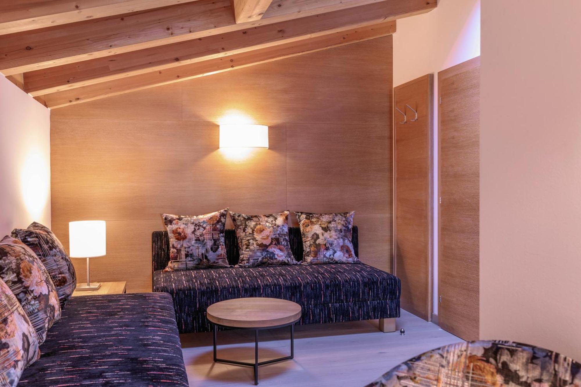 Quality Hosts Arlberg - Hotel Goldenes Kreuz B&B سانكت أنتون ام ارلبرغ المظهر الخارجي الصورة