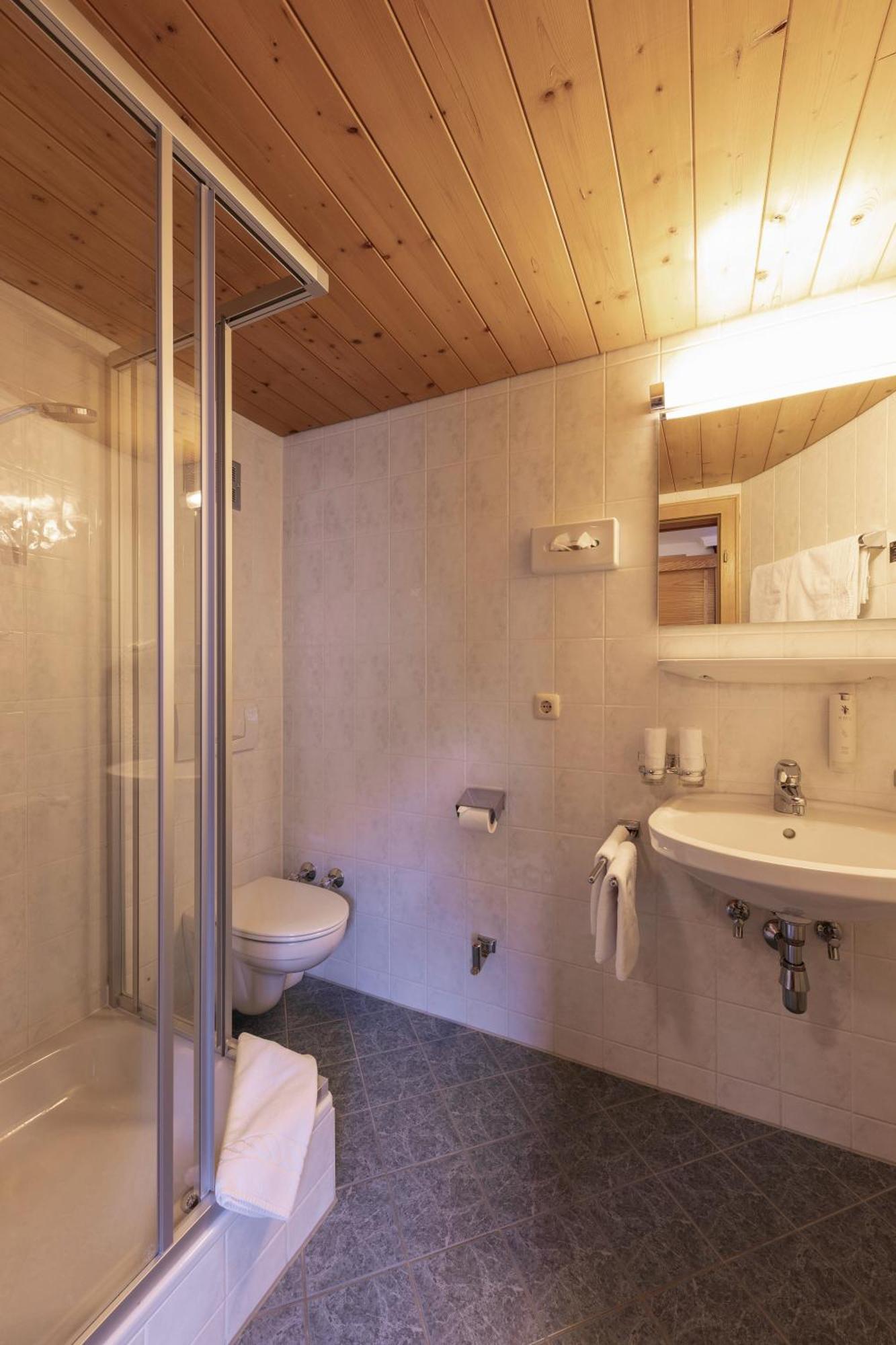 Quality Hosts Arlberg - Hotel Goldenes Kreuz B&B سانكت أنتون ام ارلبرغ المظهر الخارجي الصورة