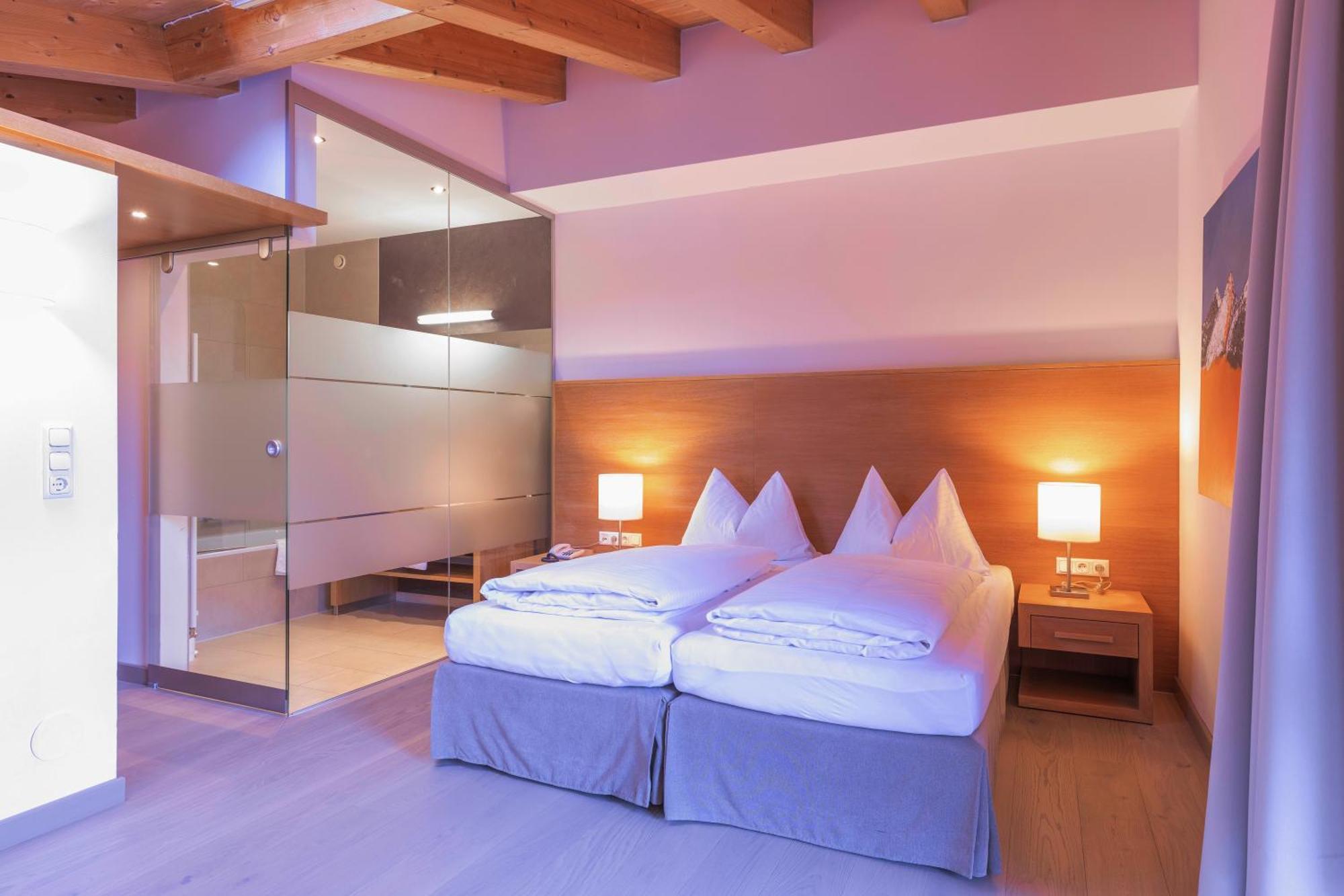 Quality Hosts Arlberg - Hotel Goldenes Kreuz B&B سانكت أنتون ام ارلبرغ المظهر الخارجي الصورة
