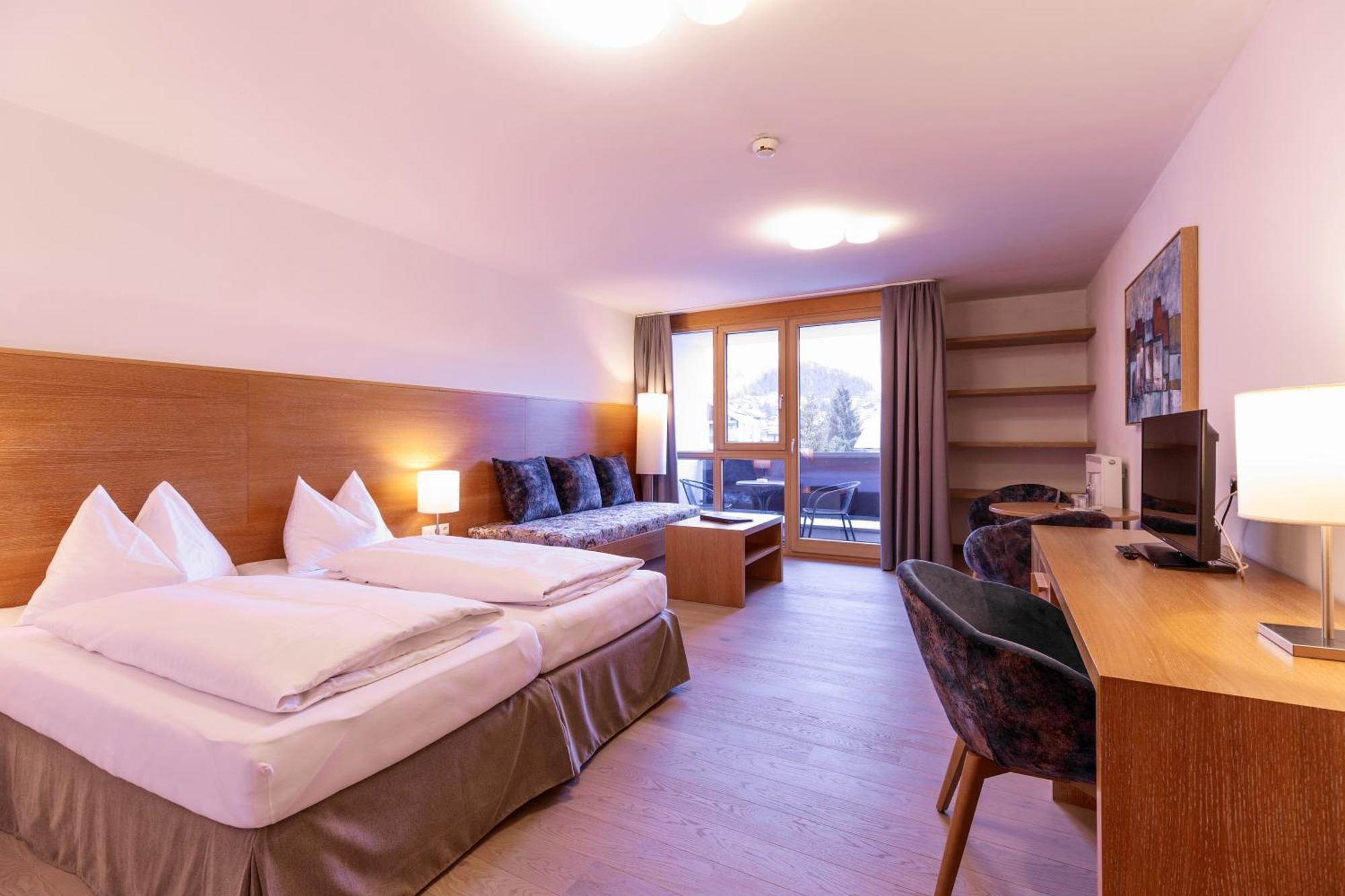 Quality Hosts Arlberg - Hotel Goldenes Kreuz B&B سانكت أنتون ام ارلبرغ المظهر الخارجي الصورة