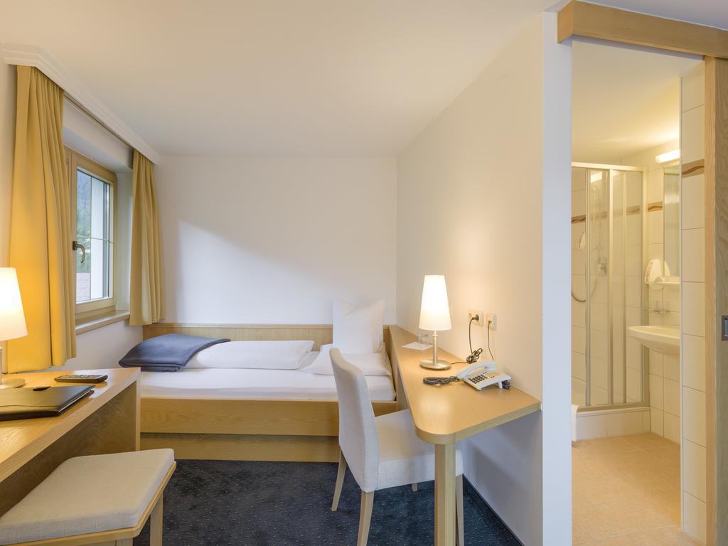 Quality Hosts Arlberg - Hotel Goldenes Kreuz B&B سانكت أنتون ام ارلبرغ الغرفة الصورة