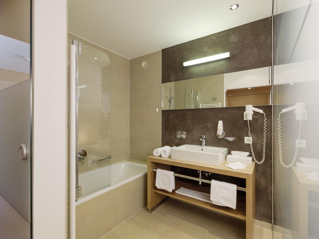 Quality Hosts Arlberg - Hotel Goldenes Kreuz B&B سانكت أنتون ام ارلبرغ الغرفة الصورة