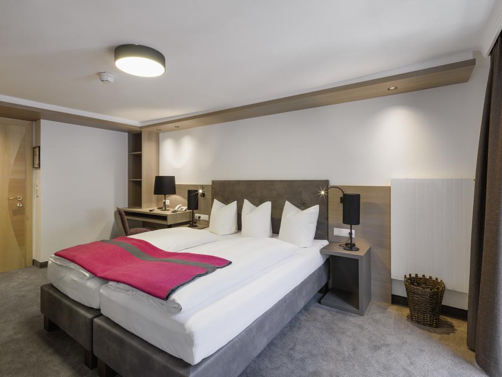 Quality Hosts Arlberg - Hotel Goldenes Kreuz B&B سانكت أنتون ام ارلبرغ الغرفة الصورة