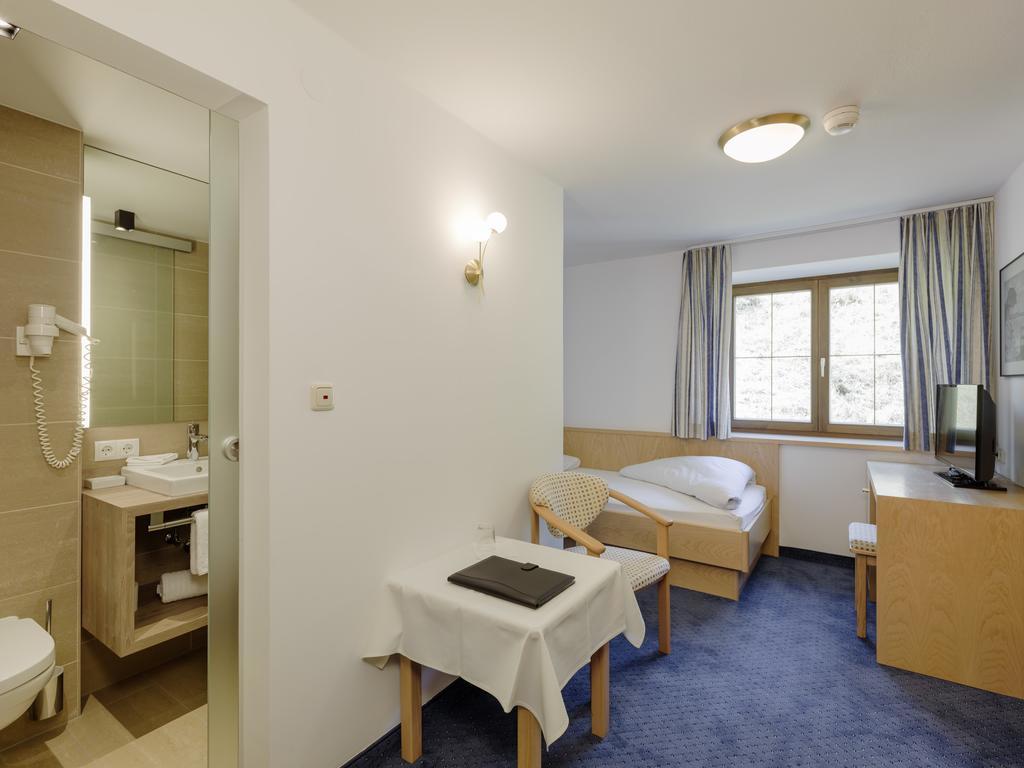 Quality Hosts Arlberg - Hotel Goldenes Kreuz B&B سانكت أنتون ام ارلبرغ الغرفة الصورة