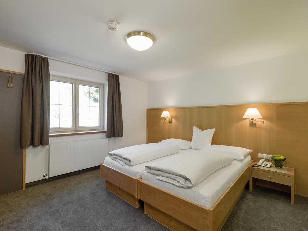 Quality Hosts Arlberg - Hotel Goldenes Kreuz B&B سانكت أنتون ام ارلبرغ الغرفة الصورة