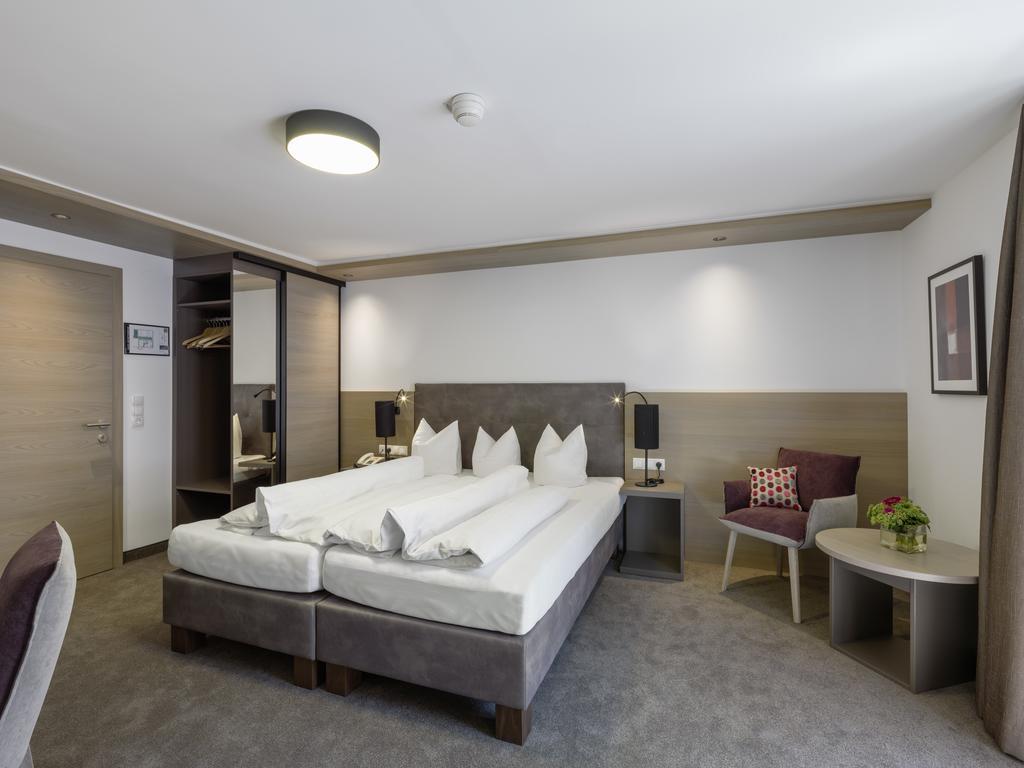 Quality Hosts Arlberg - Hotel Goldenes Kreuz B&B سانكت أنتون ام ارلبرغ الغرفة الصورة