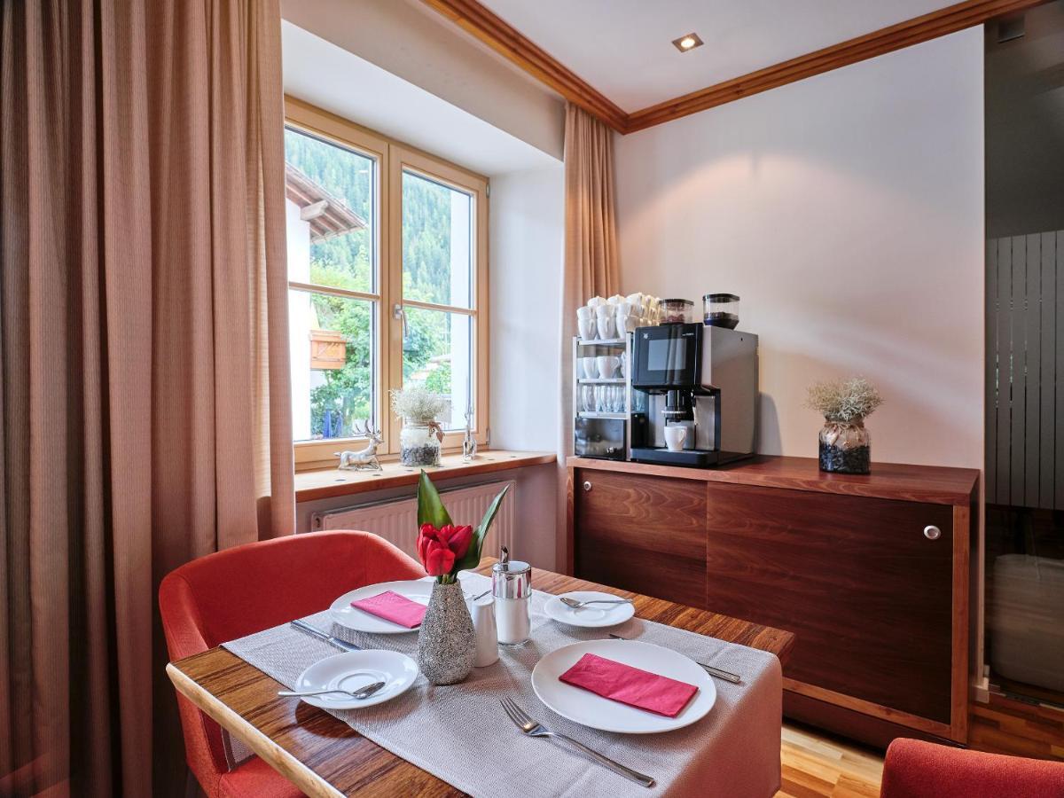 Quality Hosts Arlberg - Hotel Goldenes Kreuz B&B سانكت أنتون ام ارلبرغ المظهر الخارجي الصورة