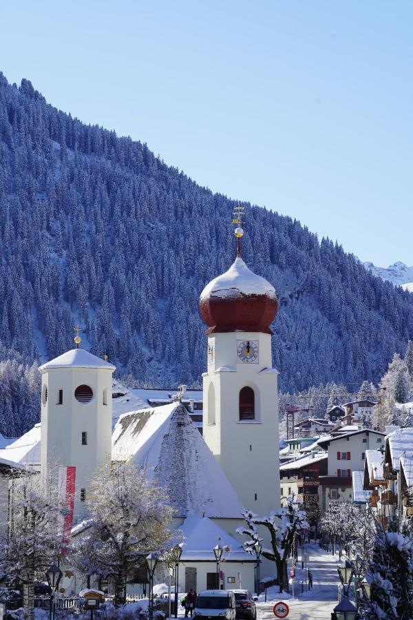Quality Hosts Arlberg - Hotel Goldenes Kreuz B&B سانكت أنتون ام ارلبرغ المظهر الخارجي الصورة
